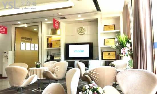 杭州美奧口腔門診部候診區(qū)