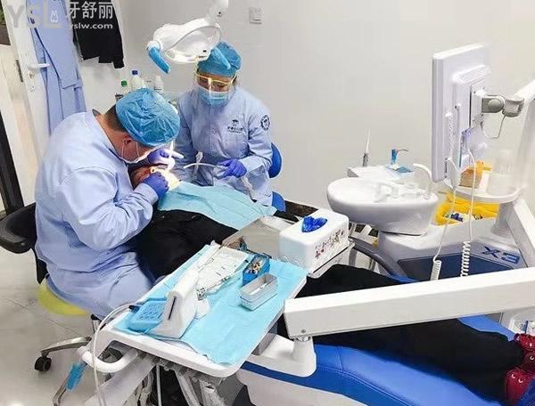 桂林牙博士口腔醫(yī)生治療中