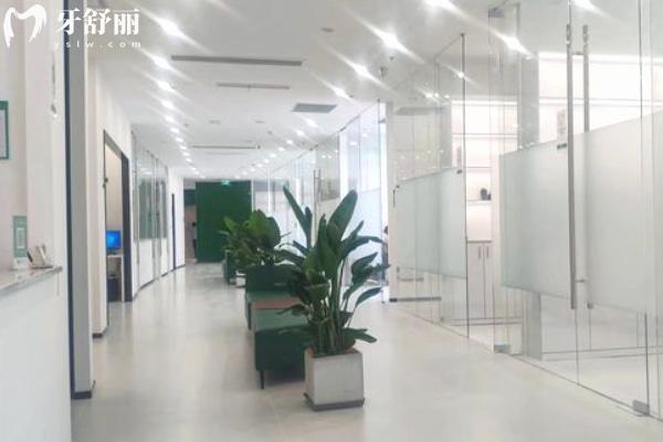 南京睿白口腔門診部走廊.jpg