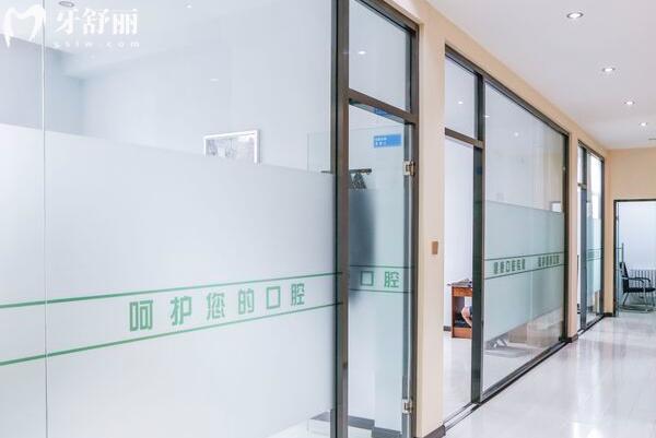 哈爾濱中航口腔醫(yī)院地址電話:位置在南崗區(qū)中山路137號(hào),電話